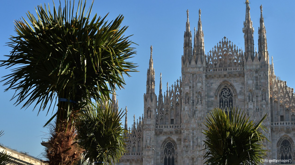 Palmy przed Duomo w Mediolanie | WakacjeWlochy.lh.pl | Źródło: Twitter.com
