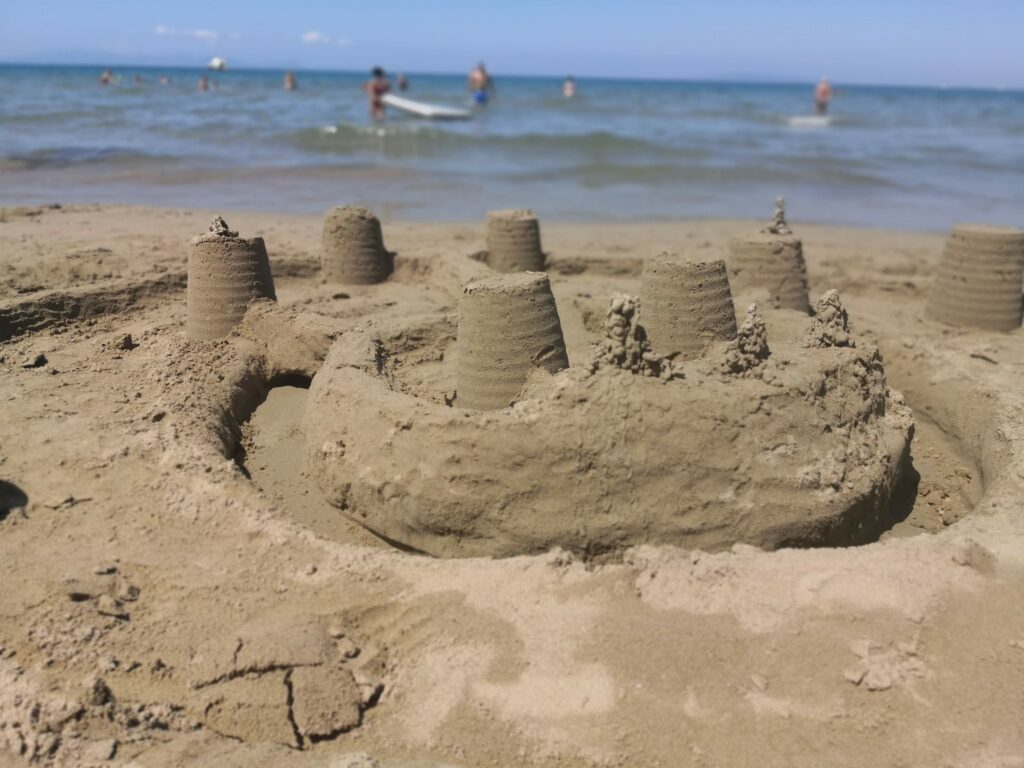 Zamek z piasku plaża Punta Ala Toskania