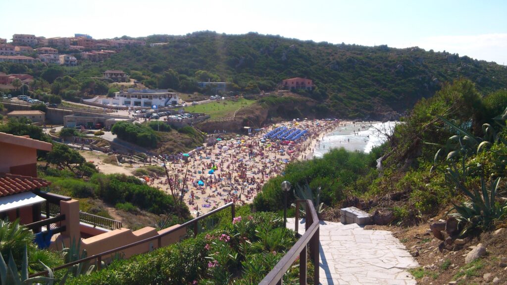 zatłoczona plaża Rena Bianca w Santa Teresa di Gallura
