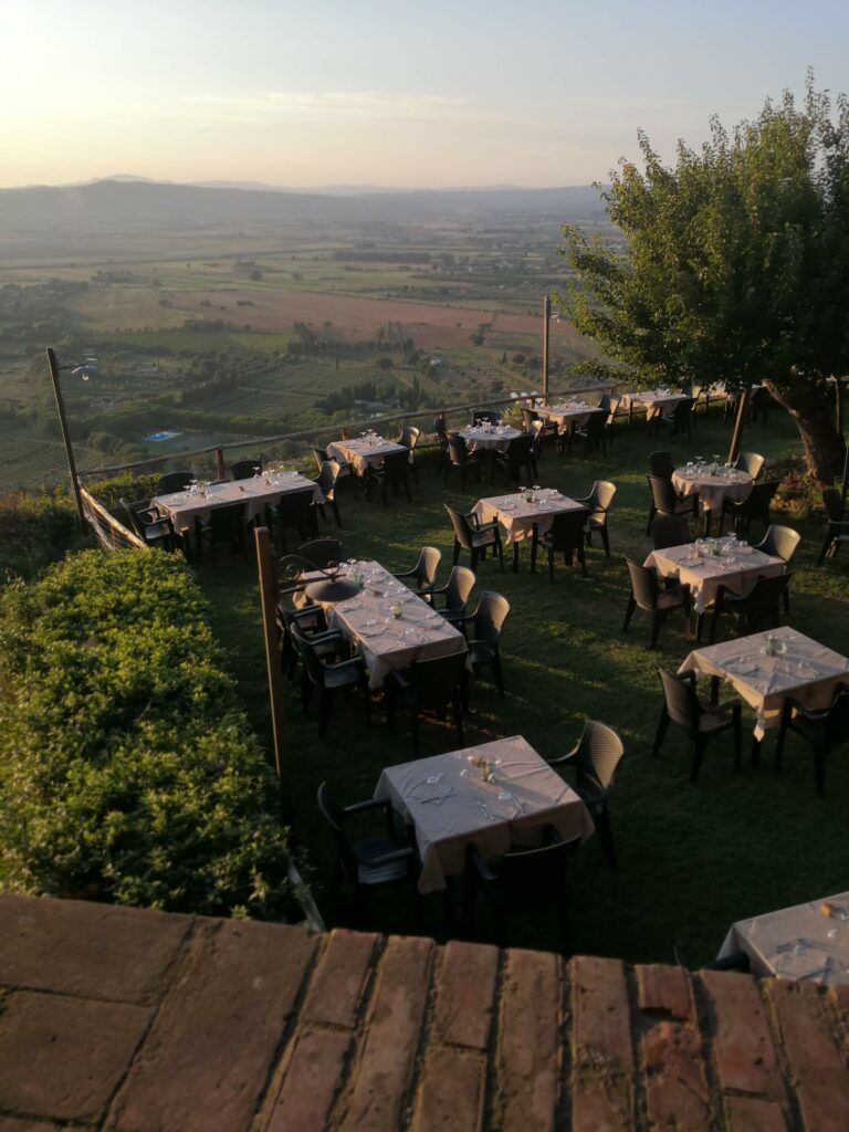 Taras zewnętrzny Al Convento Ristorante Scarlino | Gdzie zjeść w Toskanii