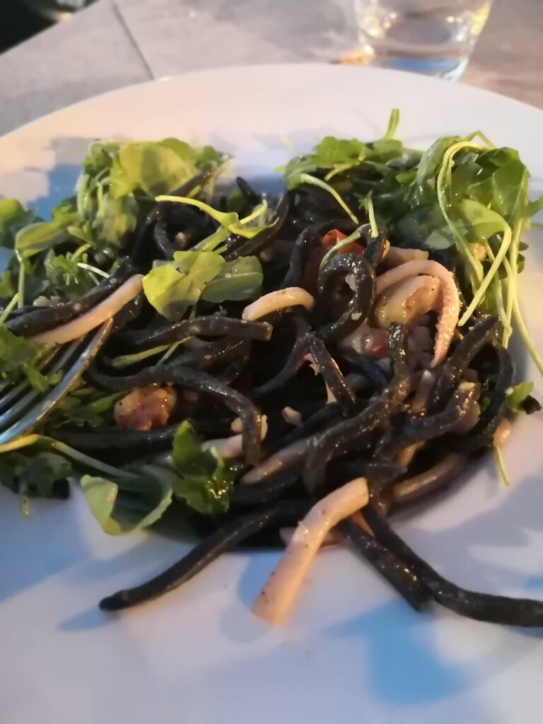 Czarny makaron z owocami morza w Al Convento Ristorante w Scarlino, Toskania