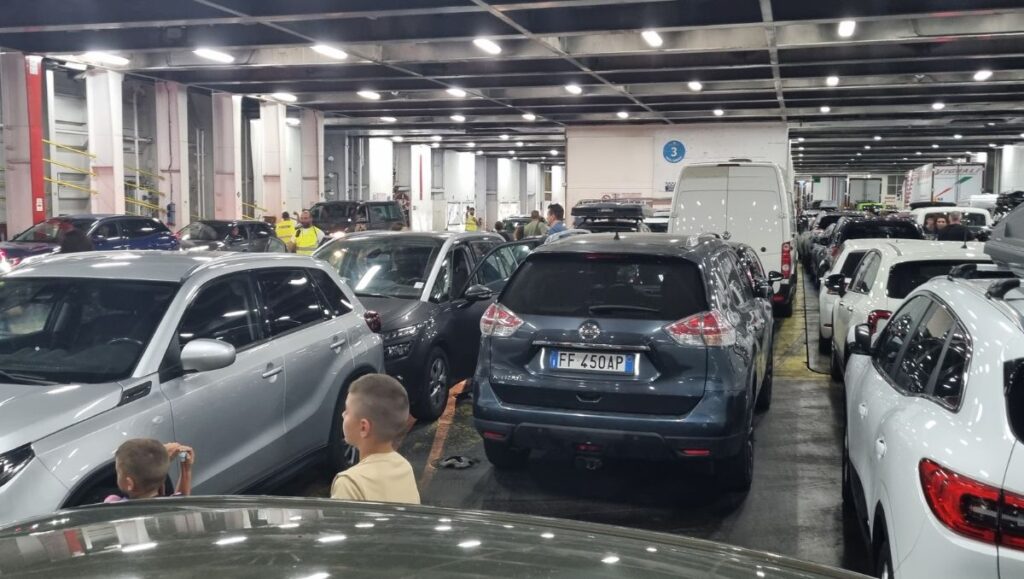 Samochodem na Sardynię, Grimaldi pokład parkingu