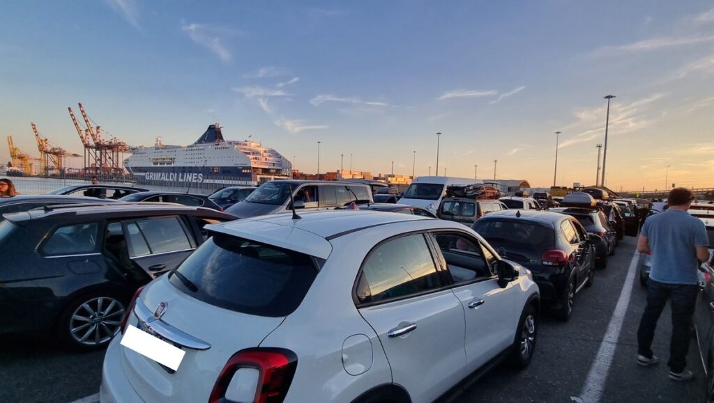 Samochodem na Sardynię, Prom Grimaldi