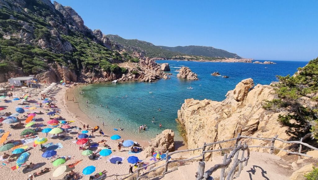 Spiaggia Li Cossi Widok o 10 rano. WakacjeWewloszech.pl