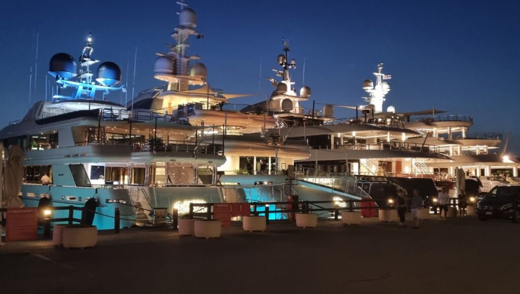 Jachty w Porto Cervo wieczorem WakacjeWeWloszech.pl