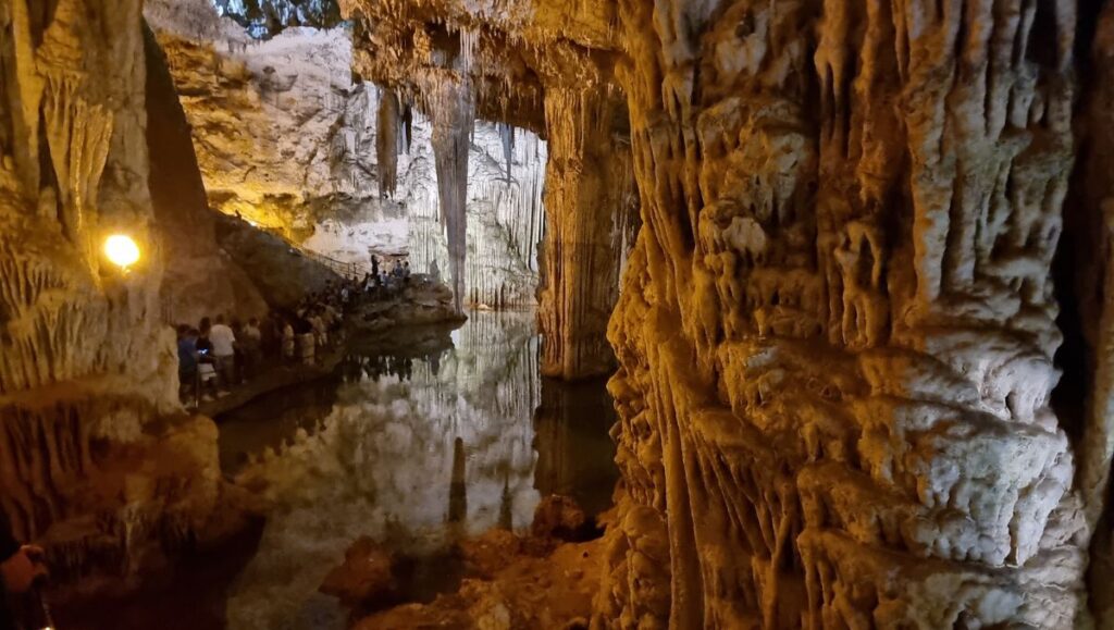 Fragment jeziora w Grotach