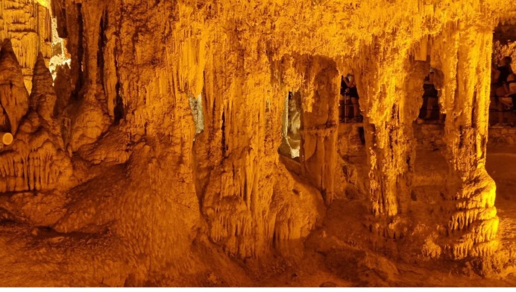 Wnętrza jaskiń w Capo Caccia